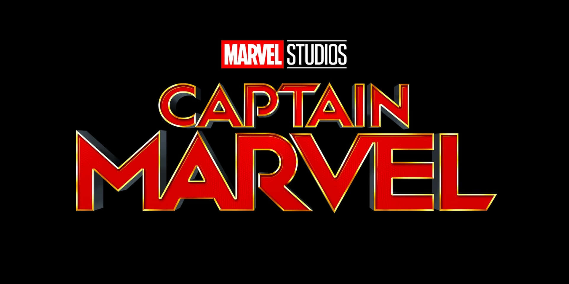 在黑色背景上，紅色和金色的 Captain Marvel 電影標題標誌。