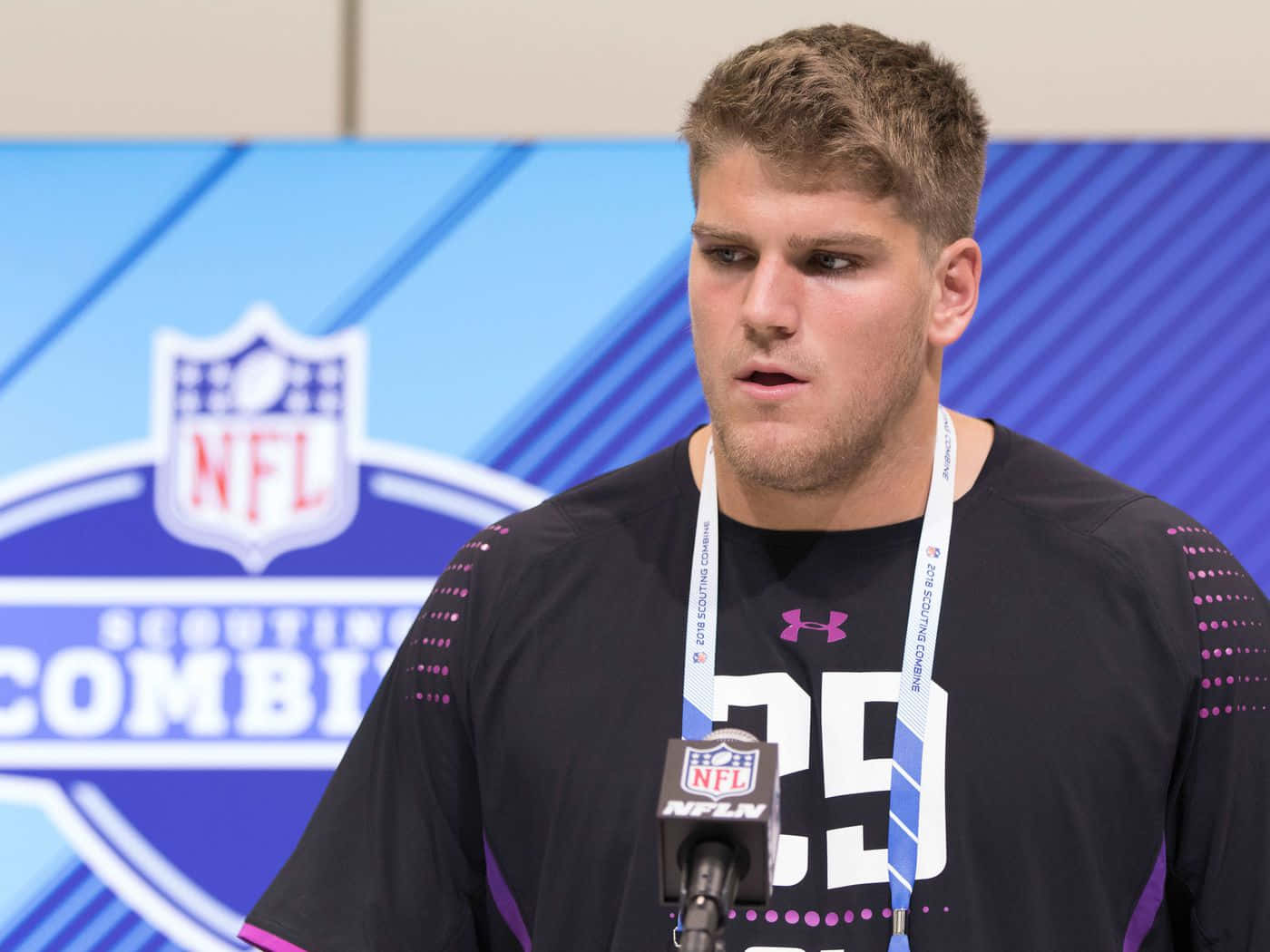 NFL球員在Scouting Combine記者會上發言。
