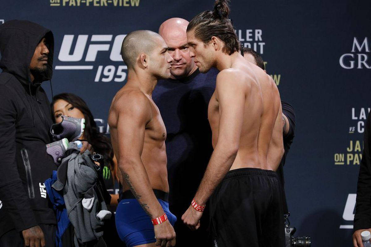 兩名男性MMA拳手在UFC稱重活動中鼻尖對鼻尖對峙。