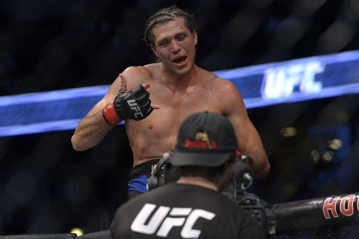 UFC拳手在八角籠內豎起大拇指慶祝勝利。