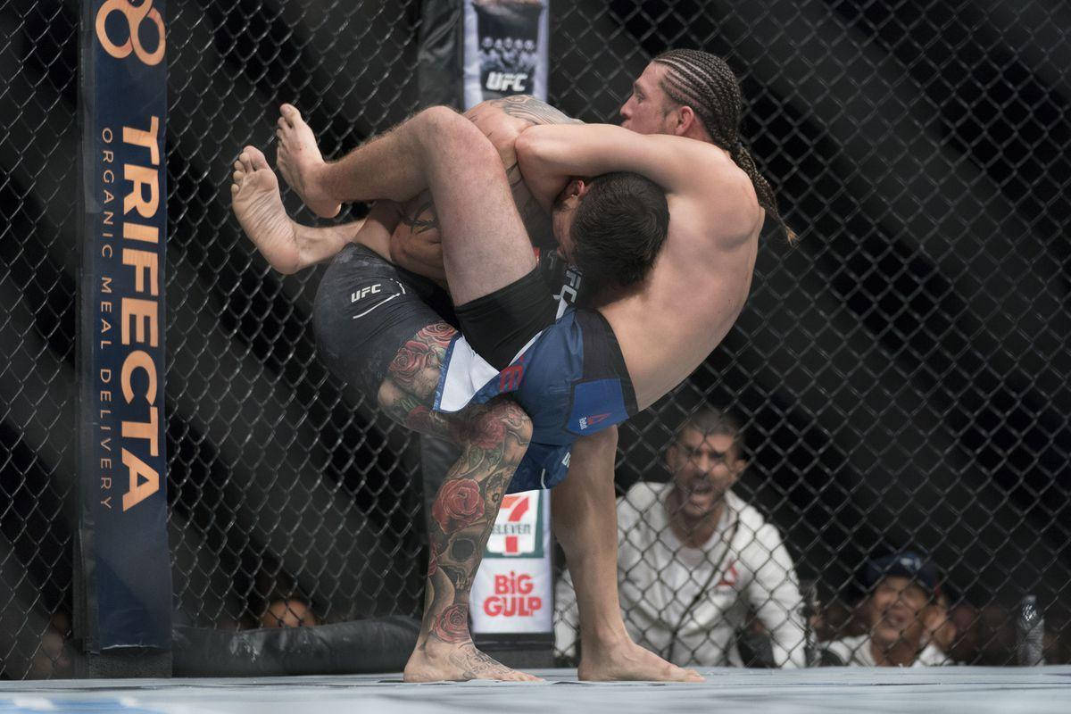 兩名MMA拳手在UFC八角籠內進行纏鬥。