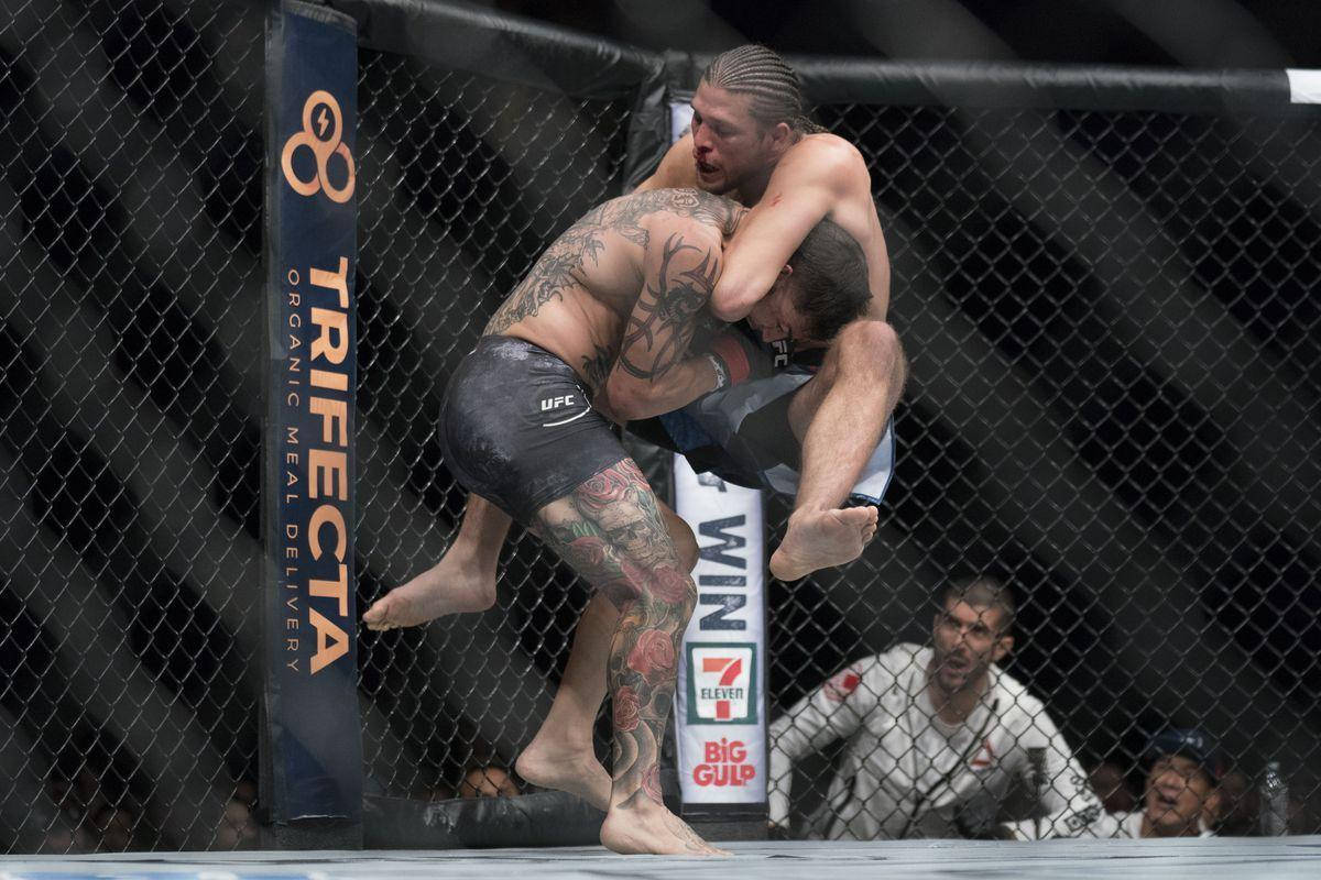 兩名男性MMA拳手在UFC比賽期間於八角籠內纏鬥。