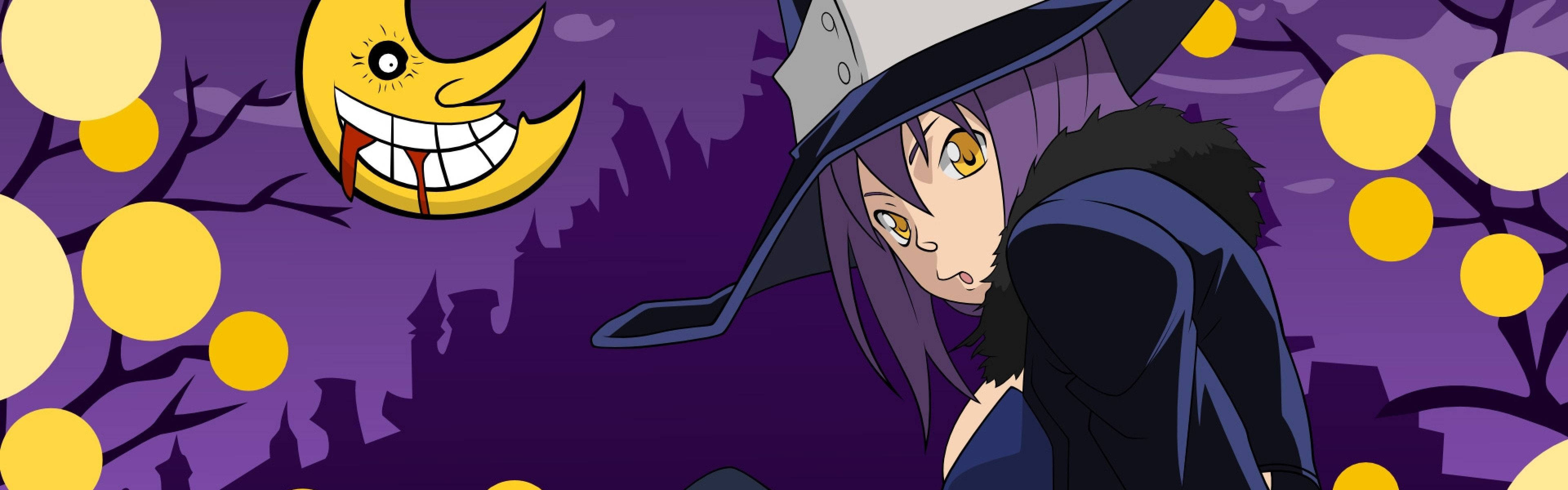 布萊爾與Soul Eater 月 壁紙 — 一位擁有紫色頭髮和黃色眼睛的女巫，在微笑的彎月下，以紫色鬧鬼森林為背景，怒目而視。