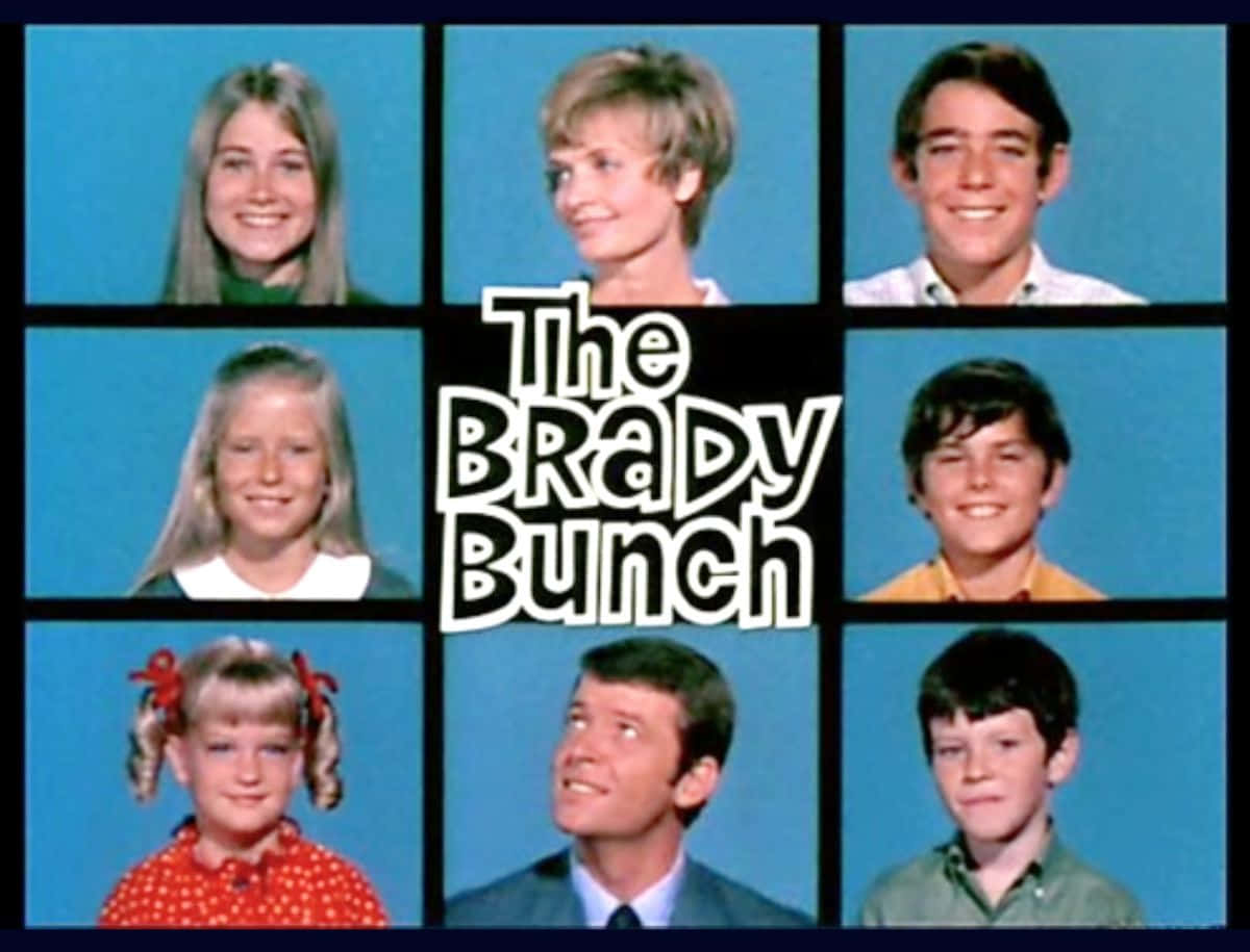 《Brady Bunch》演員在復古電視節目標題卡上，背景為藍色。