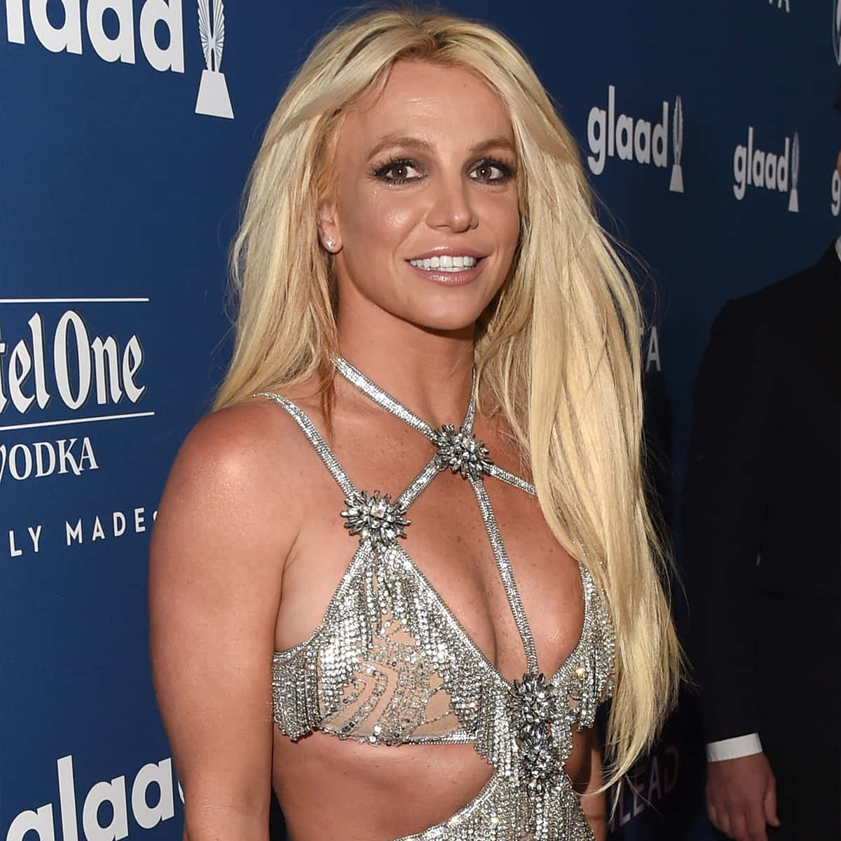 Britney Spears 在GLAAD活動中穿著閃閃發光的銀色連衣裙