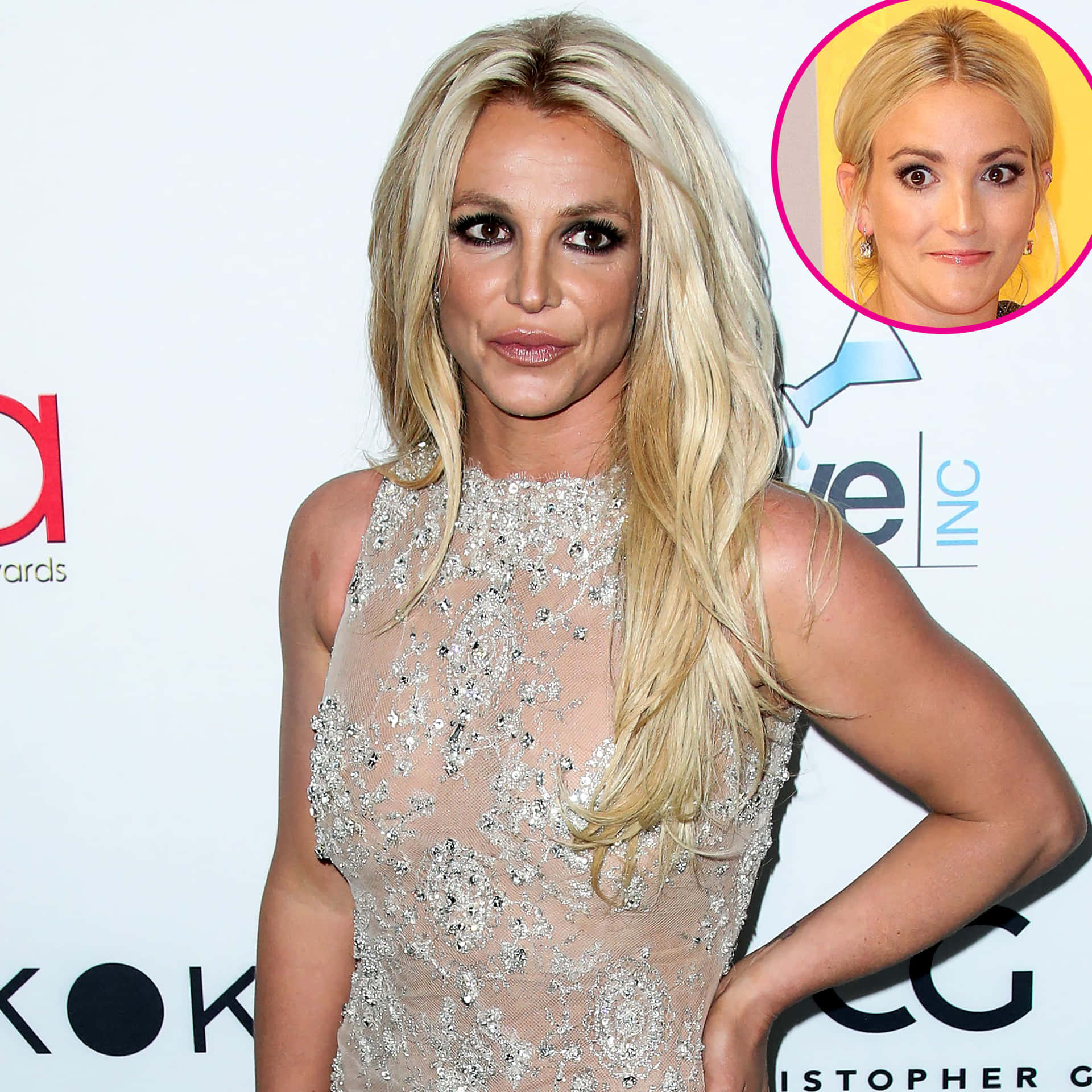 Britney Spears 在紅地毯活動中穿著閃閃發光的禮服。