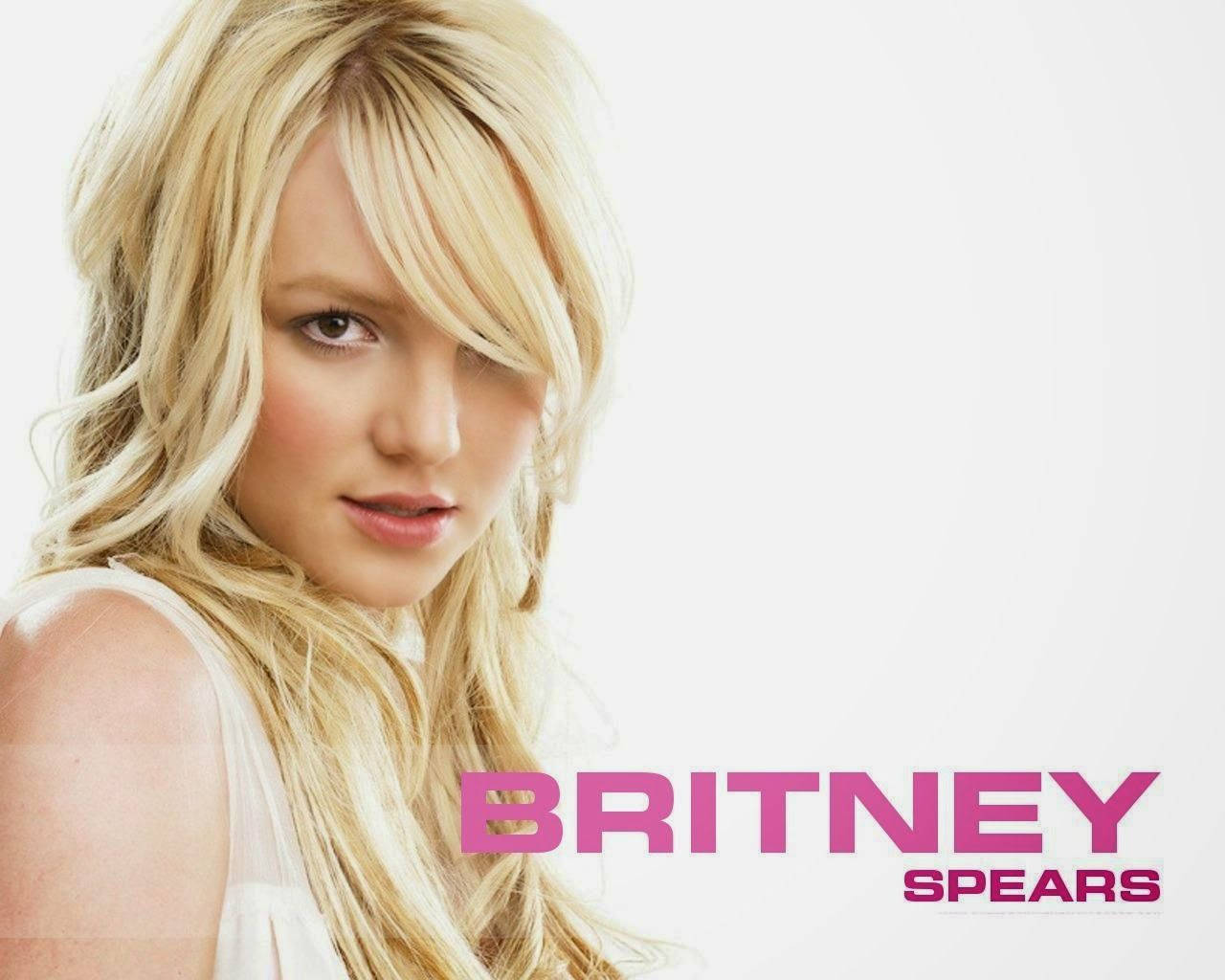 白底粉紅色文字嘅Britney Spears肖像。