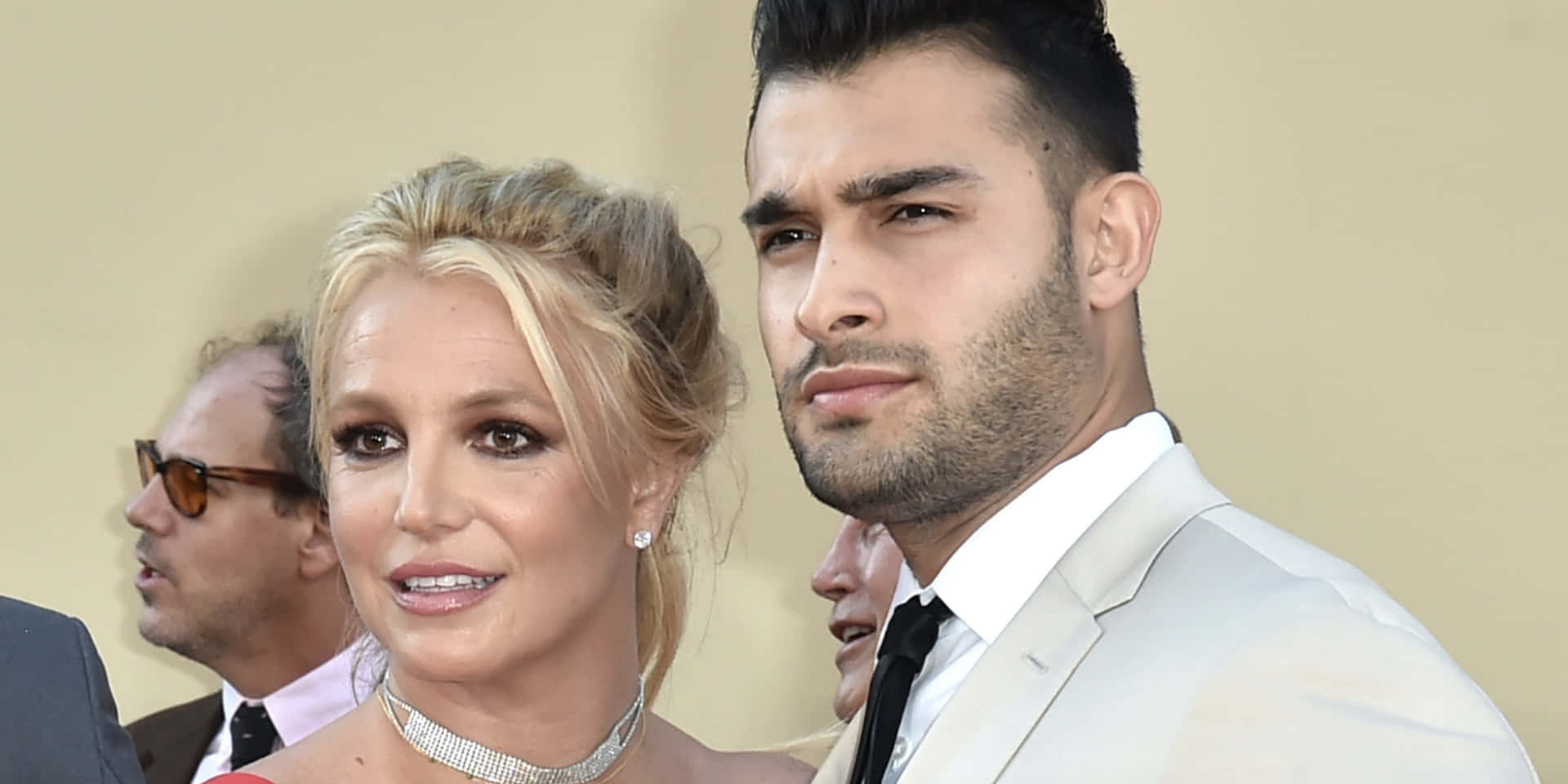 Britney Spears 和 Sam Asghari 在正式活動中穿著優雅的服裝。
