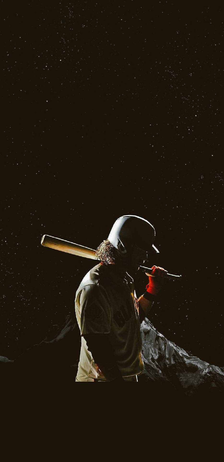 戴頭盔的棒球運動員在星空下持球棒