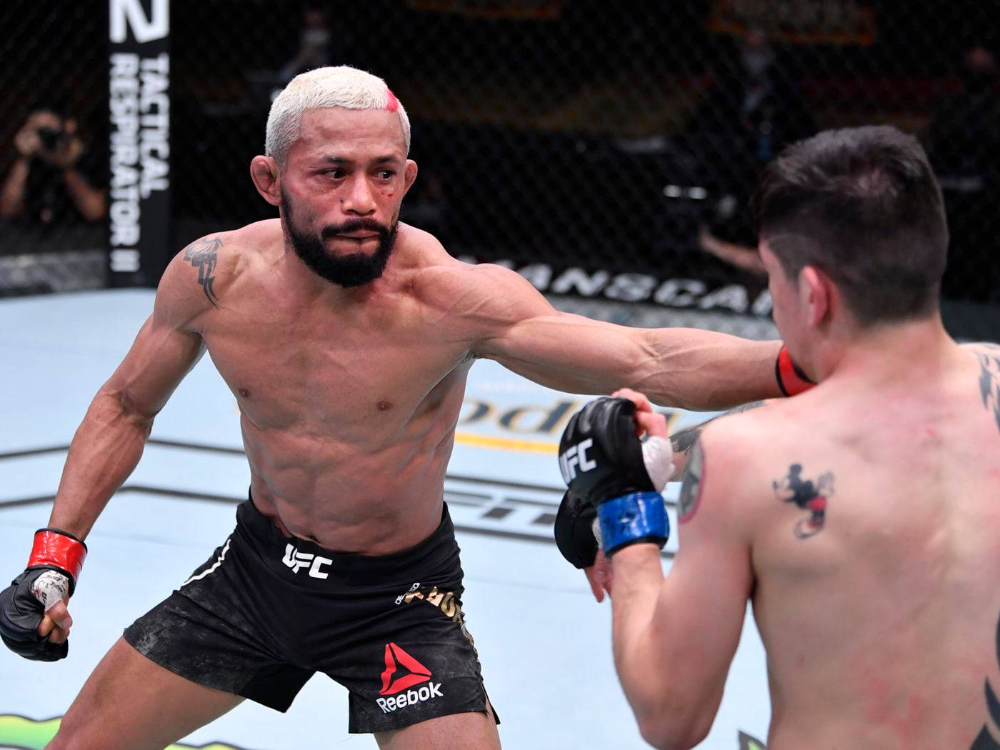 兩名MMA拳手在八角籠內的UFC比賽中行動。