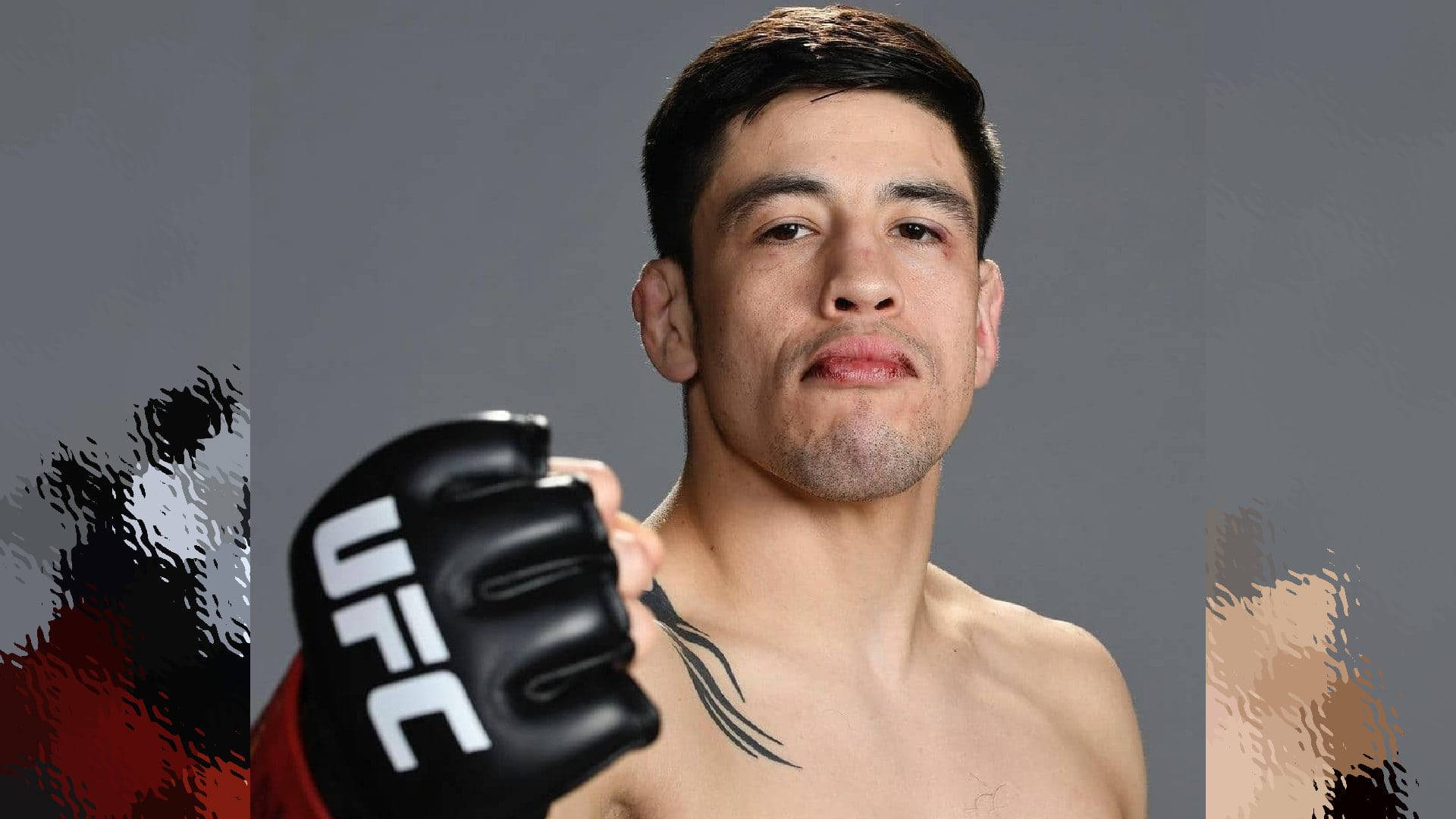 UFC拳手舉起黑色手套，胸口可見紋身，灰色抽象背景。