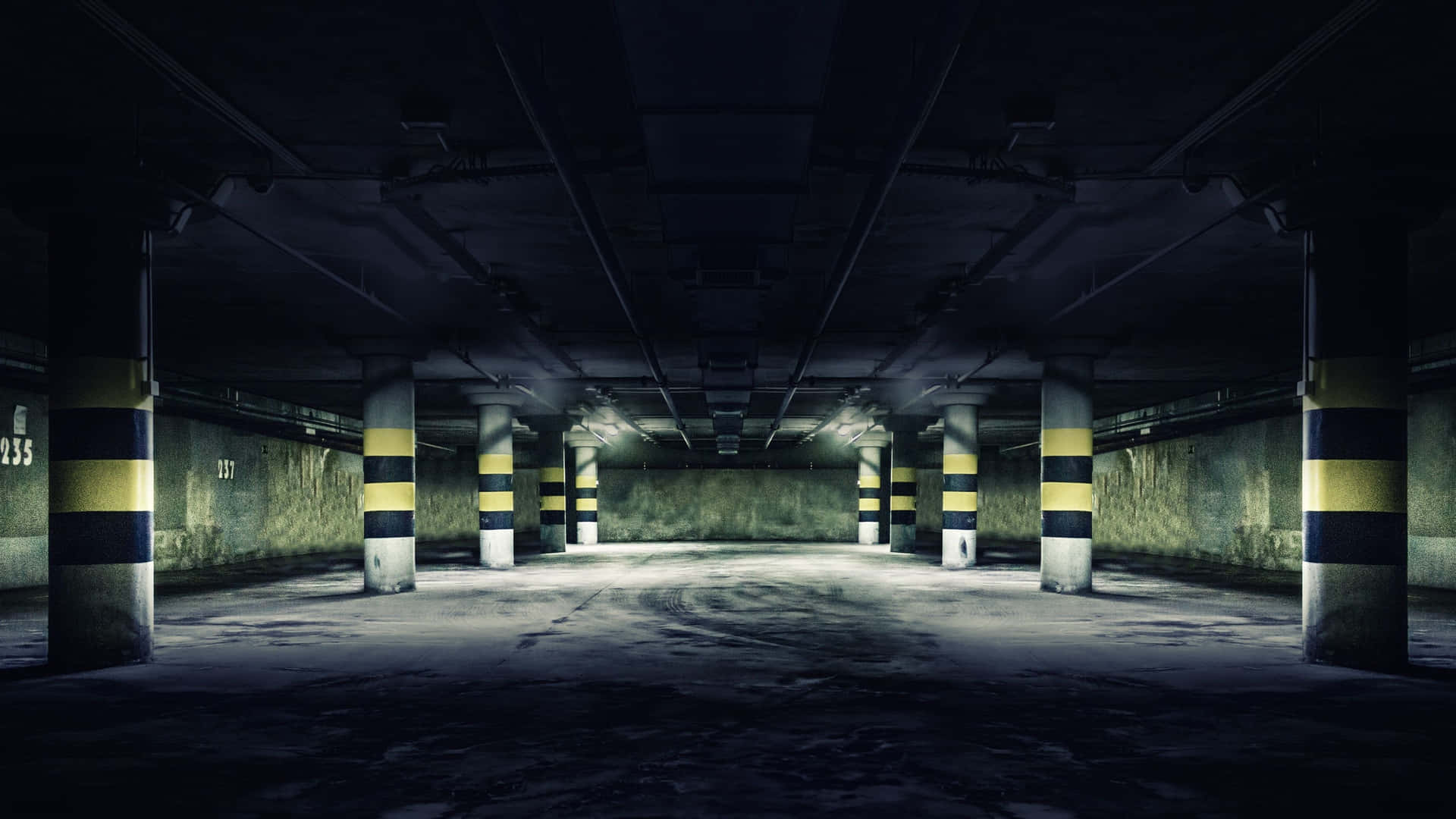 空無一人的地下停車場，有條紋柱子和閃爍的燈光。