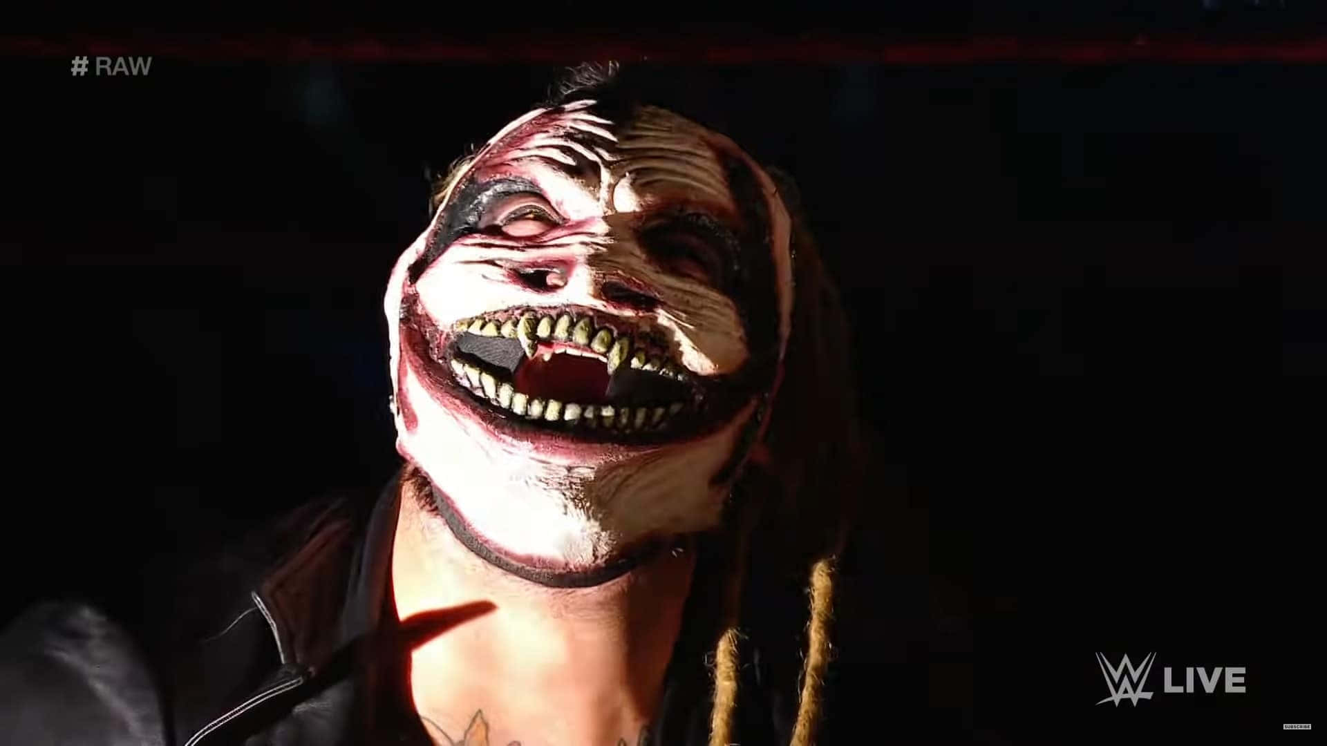 WWE RAW 播出期間，臉上塗著顏料的摔角手在舞台上大笑。