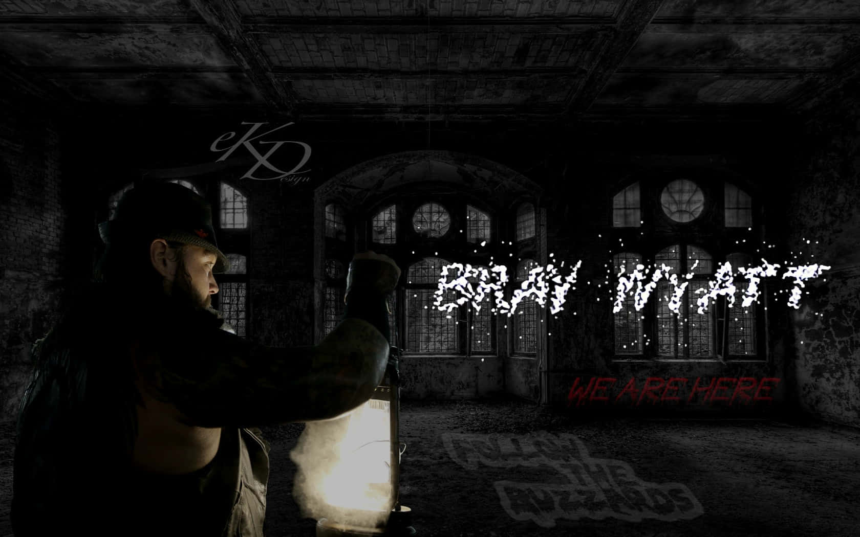 一名摔角手在黑暗廢墟中拿著燈籠，發光的文字寫著「Bray Wyatt We Are Here」。