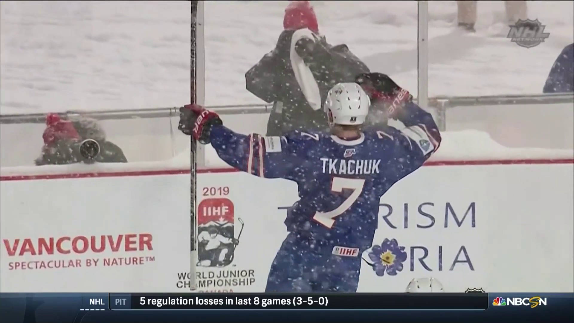 布雷迪·特卡丘克7號渥太華參議員隊 壁紙 — 冰球運動員 Tkachuk 在 2019 年 IIHF 世界青年錦標賽（溫哥華）中，在雪中高舉雙臂慶祝。