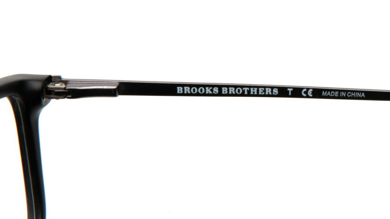 布魯克斯兄弟 - 品質的標誌 壁紙 — 近距離拍攝黑色 Brooks Brothers 眼鏡鏡臂，帶有白色品牌標誌，背景為純白色。