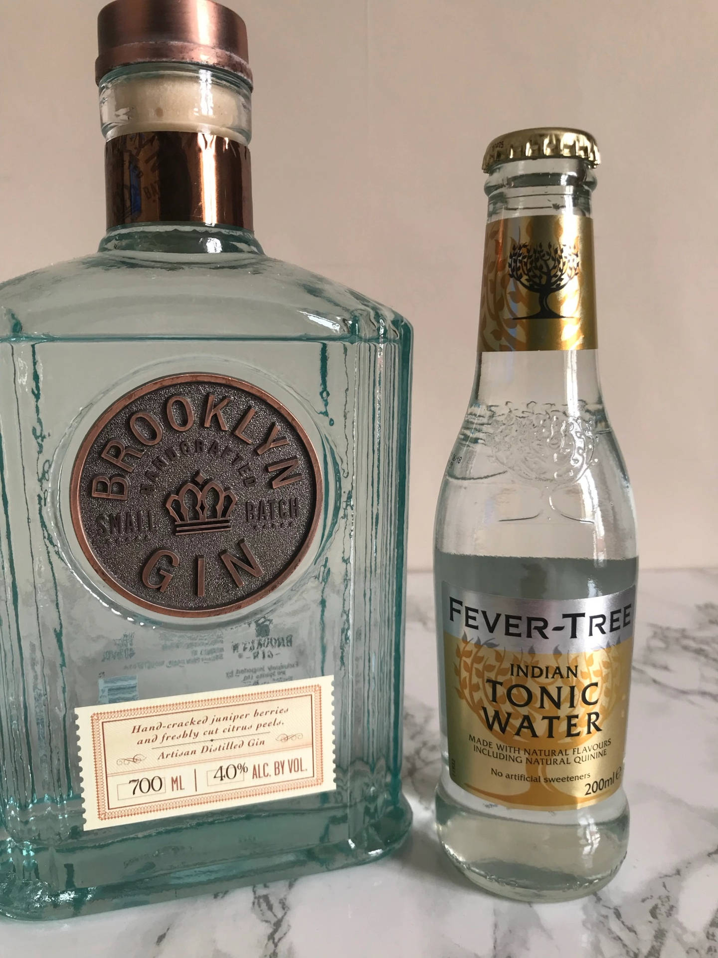 大理石檯面上的 Brooklyn 氈酒和 Fever Tree 湯力水樽