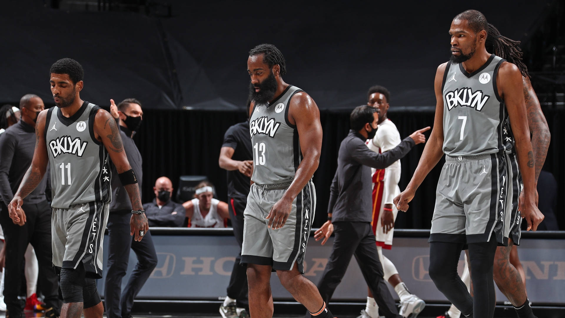 布魯克林籃網隊 NBA 球員 壁紙 — 身穿灰色球衣的布魯克林籃網籃球運動員在比賽後帶著專注的表情離場。