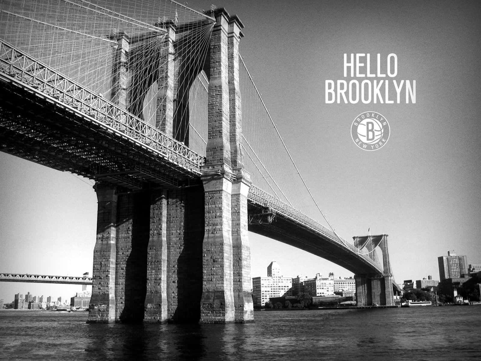 布魯克林籃網隊在NBA閃耀光芒 壁紙 — 布魯克林橋橫跨河流的單色低角度景觀，背景為城市天際線。