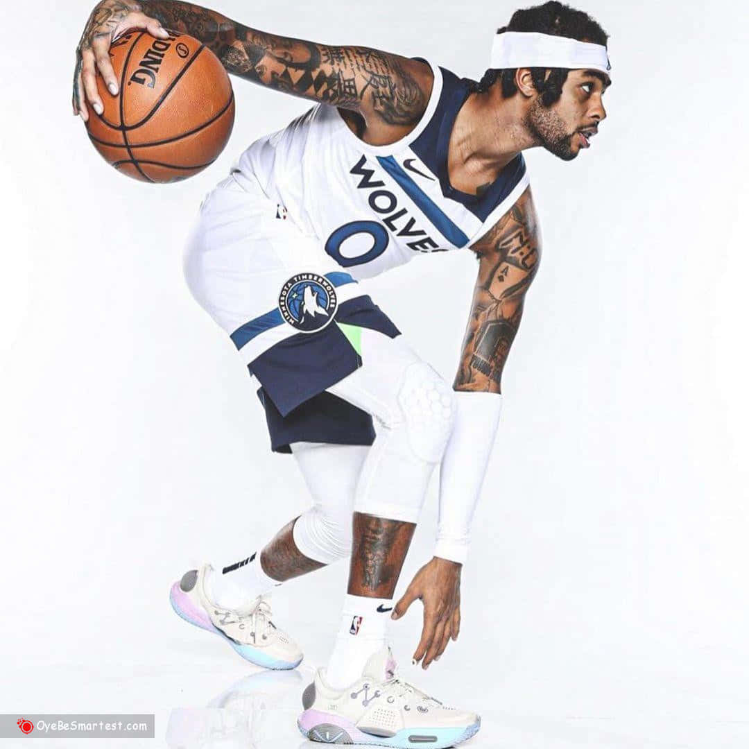 身穿Wolves隊服的職業籃球運動員在攝影棚內運球。
