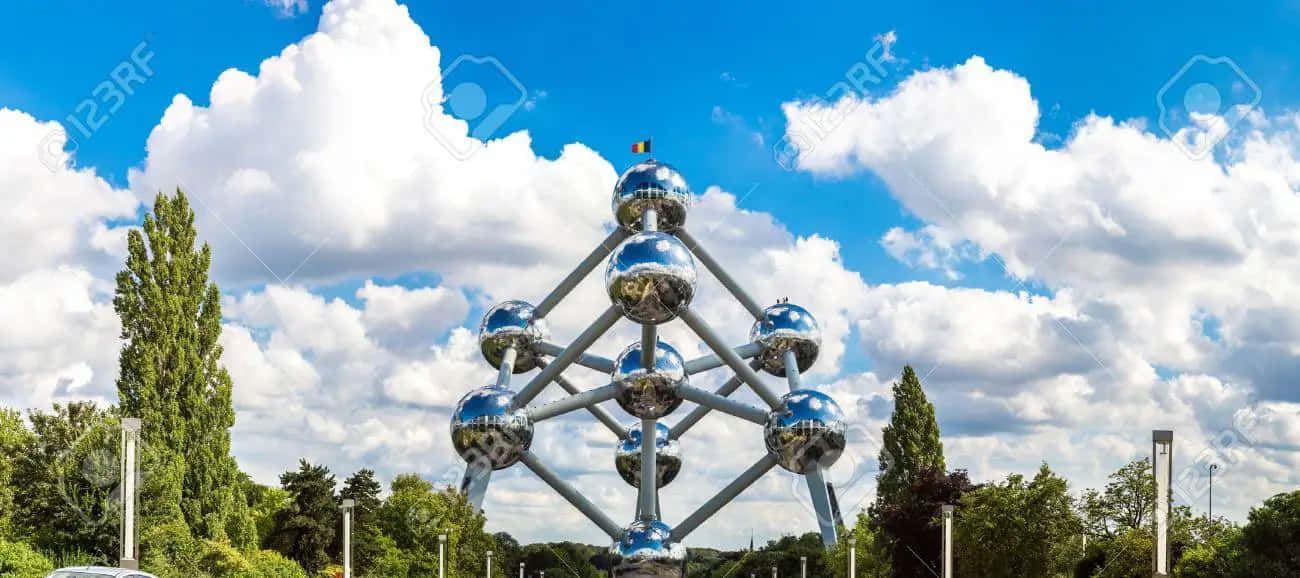 在部分多雲的天空下，帶有反射球體的原子球塔結構。