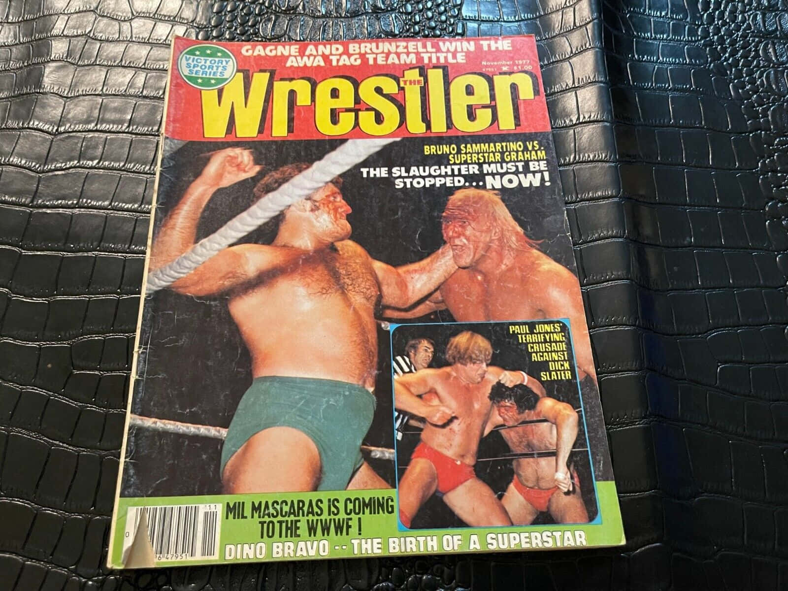 布魯諾·薩馬蒂諾經典摔角雜誌封面 壁紙 — 復古Wrestler雜誌封面，展示摔角手在擂台上激戰，置於黑色鱷魚紋皮革上。