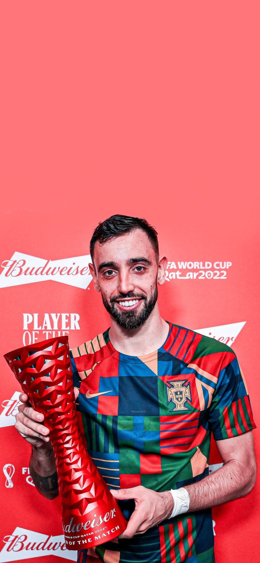 足球員在世界盃活動中手持Player of the Match獎盃。