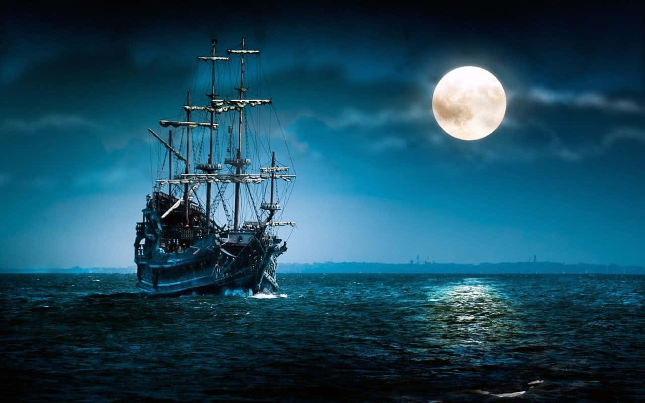 海盜船在夜間滿月下航行於黑暗的海洋上