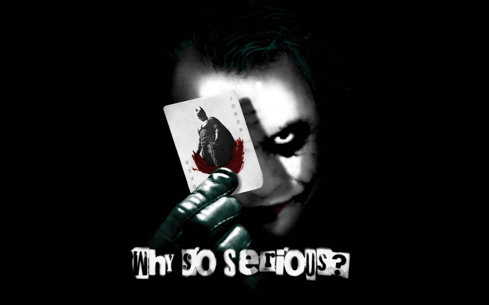 小丑拿著沾血的小丑牌和文字 'Why so serious?'