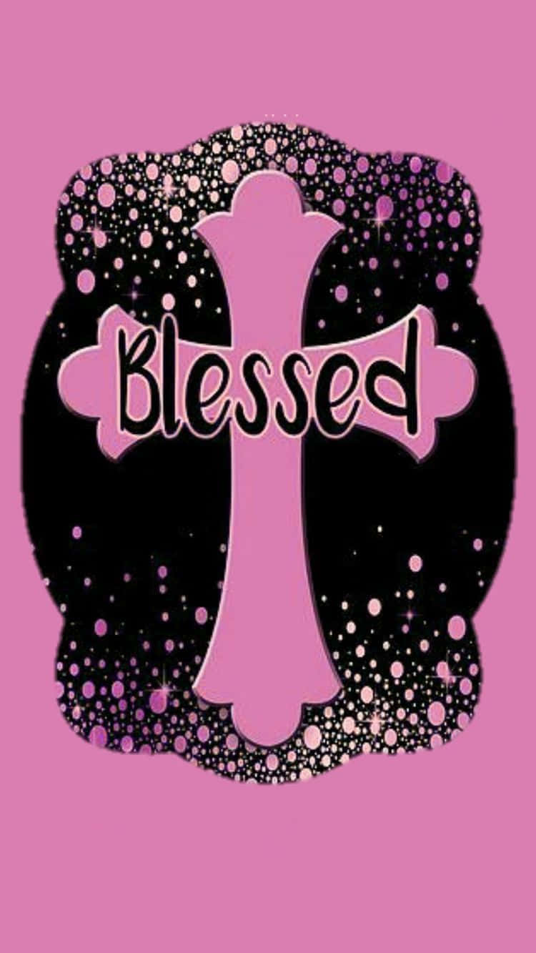 粉紅色十字架，上面有「blessed」字樣，被閃粉包圍，背景為粉紅色。