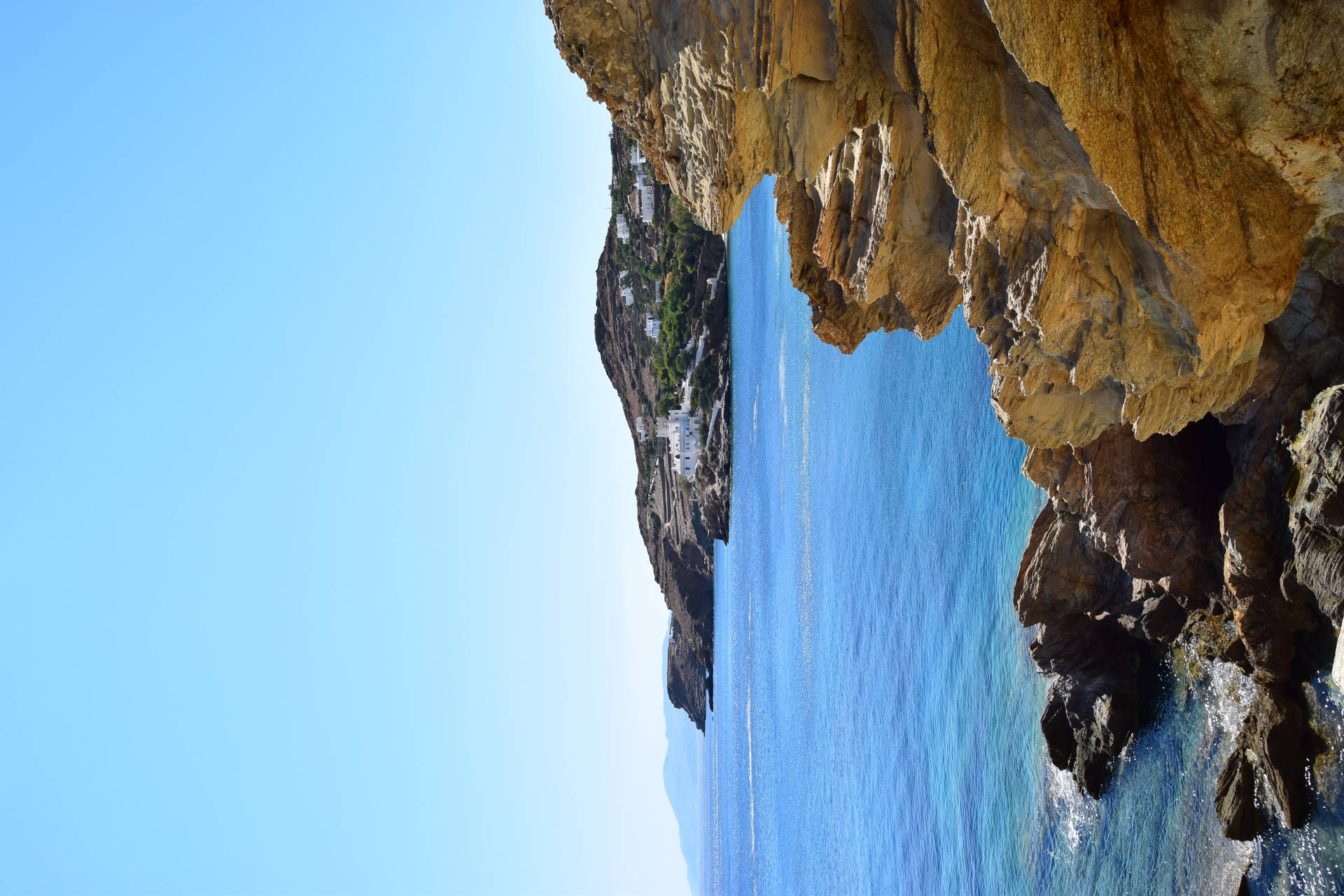 懸崖邊的海岸村莊，碧綠的海水和清澈的藍天。