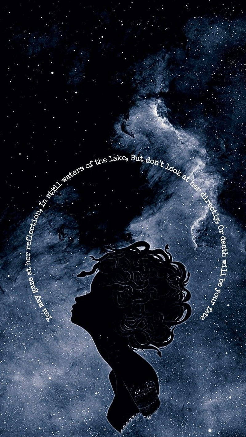 一個女性剪影仰望帶有星雲和文字的星空宇宙。