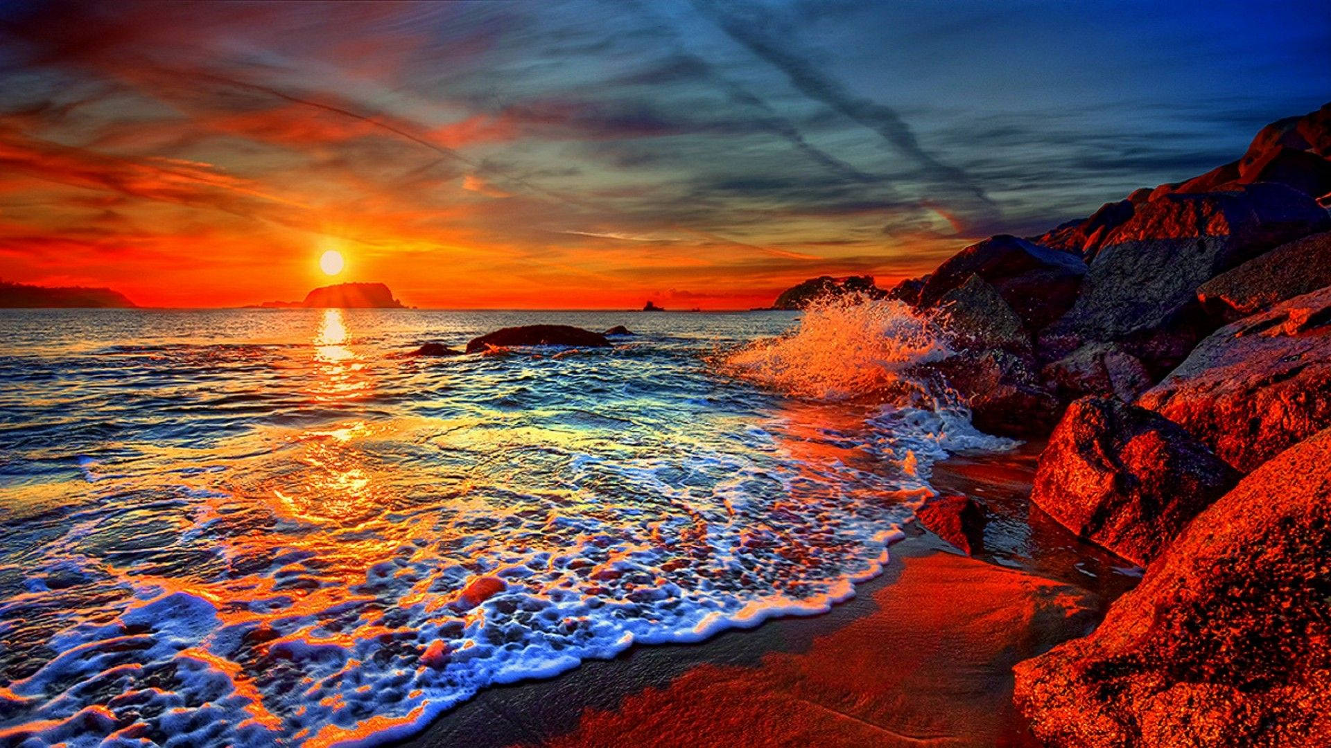 夕陽下的海洋，海浪拍打岩石海灘