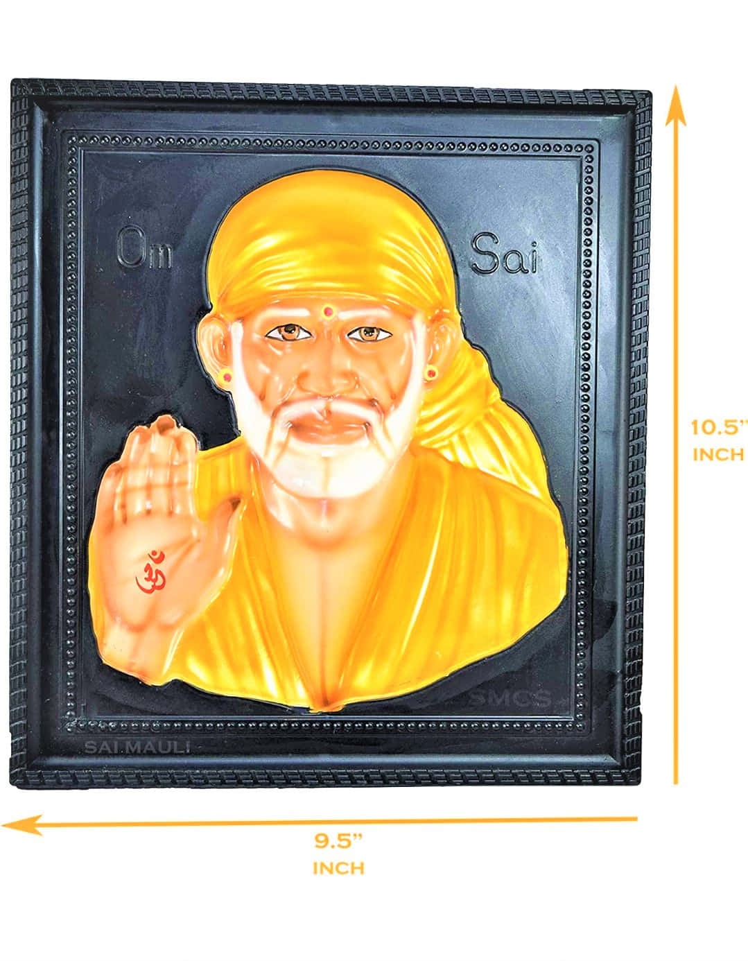希迪 Sai Baba 帶尺寸標註肖像 壁紙 — 一個黑色框架牌匾中，光澤黃色樹脂製作的賽巴巴浮雕，刻有Om和Sai。