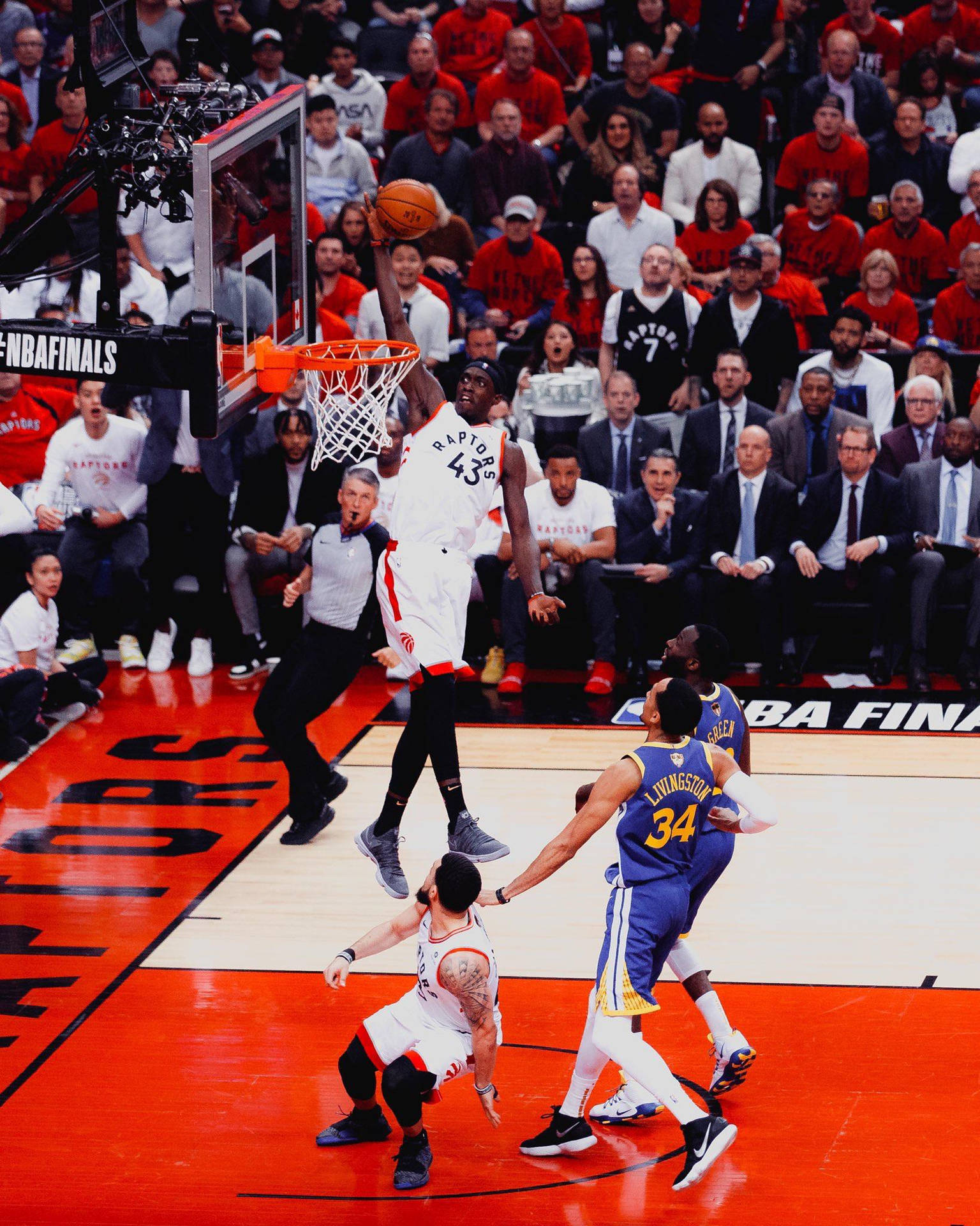 NBA總決賽籃球運動員灌籃，觀眾觀看