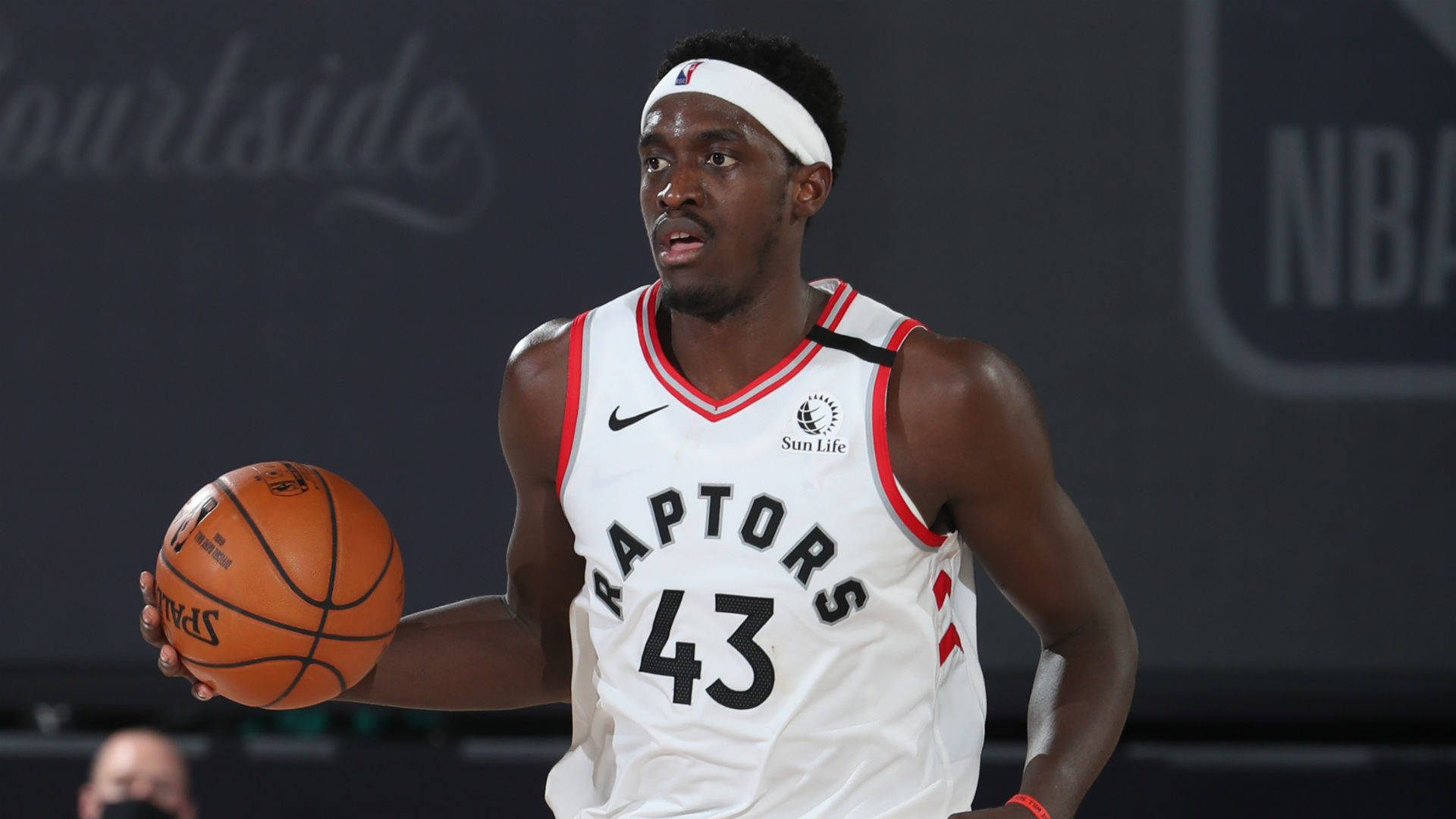 多倫多速龍隊43號球員在NBA比賽中運球。
