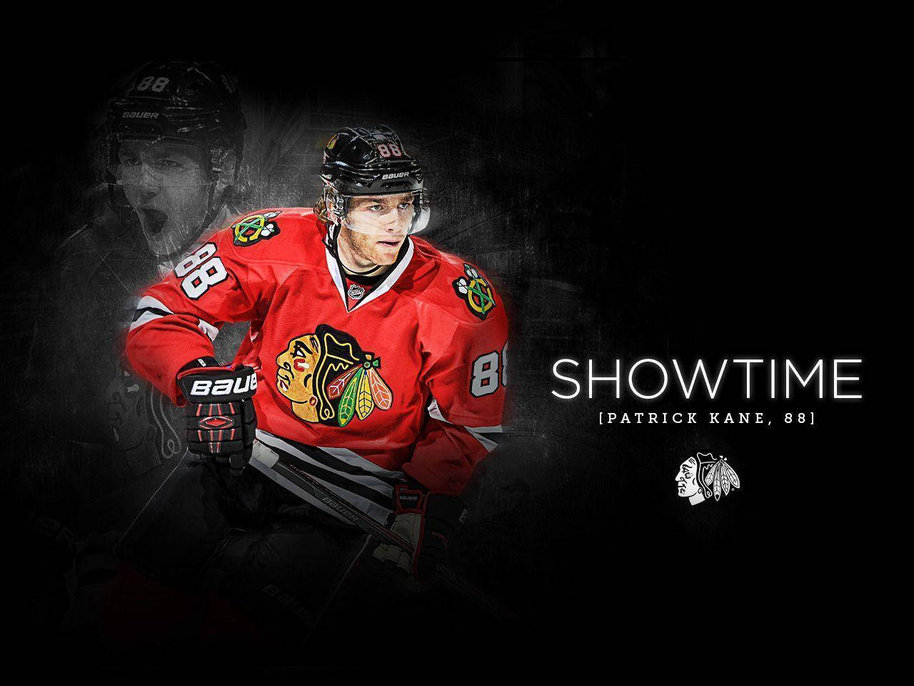 Patrick Kane 身穿黑鷹隊球衣，在深色背景上帶有 'SHOWTIME' 字樣。