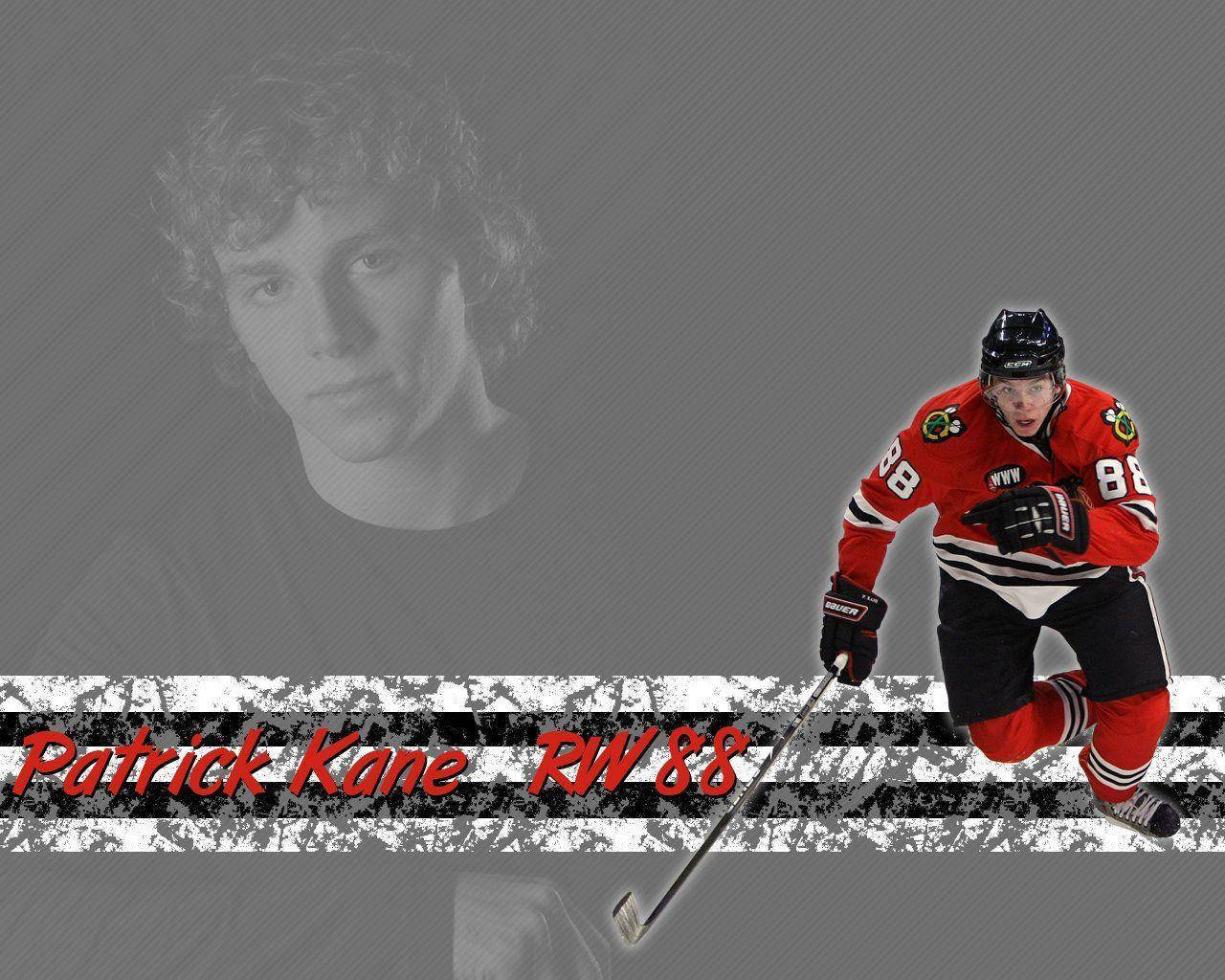 冰球運動員 Patrick Kane 身穿紅色球衣手持球棍蹲下