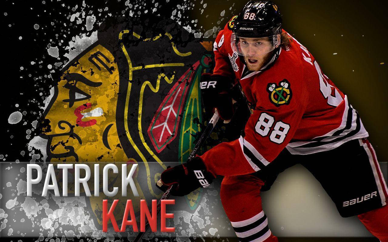 Patrick Kane 身穿 Blackhawks 球衣，揮桿中，背景有球隊標誌。