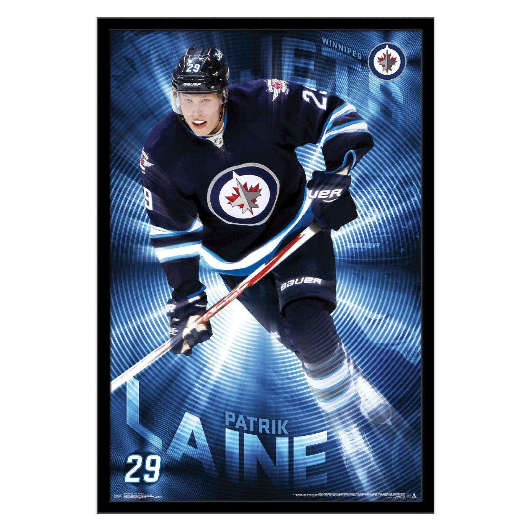 帕特里克·萊恩 聖地亞哥鯊魚隊 右翼球員 壁紙 — 冰球運動員 Patrik Laine 身穿 Winnipeg Jets 球衣，動感滑行，身後散發出發光的藍色能量線條。