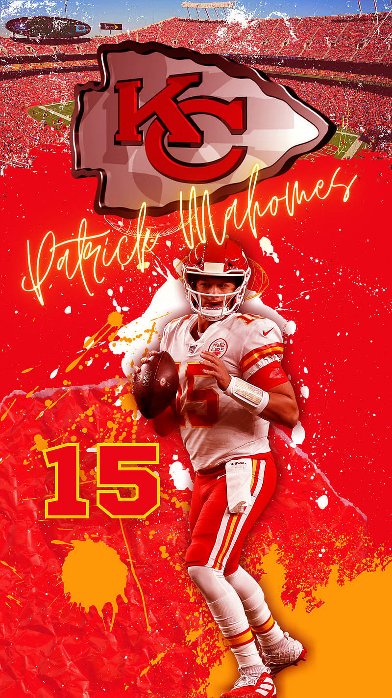 Patrick Mahomes 身穿堪薩斯城酋長隊球衣，在紅色和橙色油漆潑濺背景前手持橄欖球。