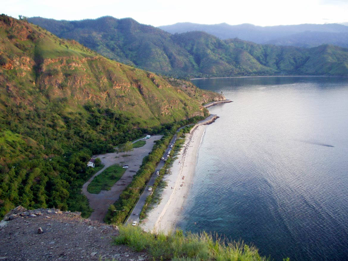 沿海灘的海岸道路，背景有山脈。