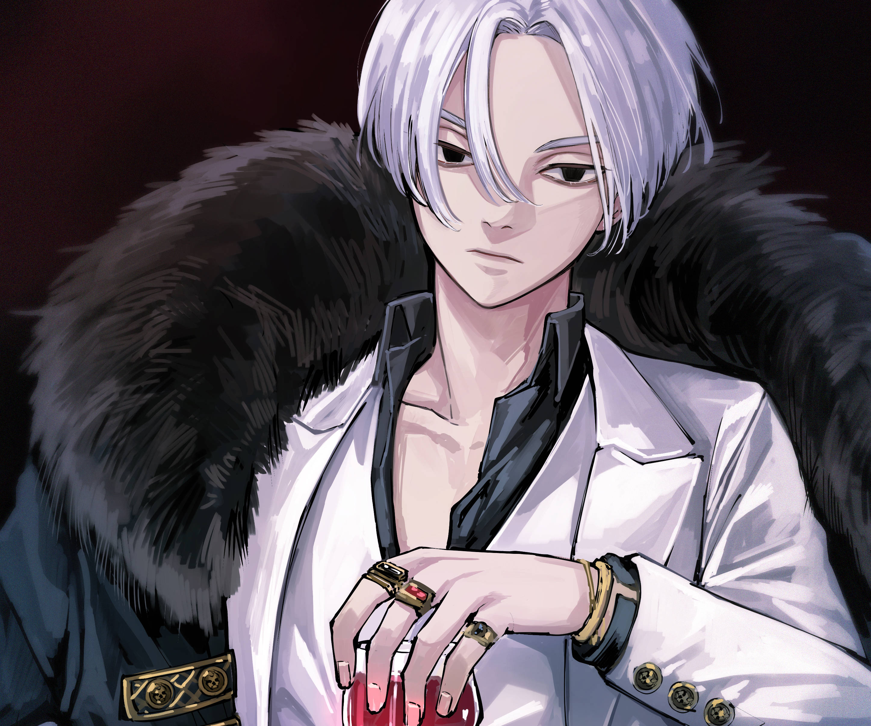 帥氣Mikey《東京卍復仇者》 壁紙 — 一位銀髮動漫角色穿著白色外套，黑色毛領，手持紅色飲料，戴著戒指和金手鐲。