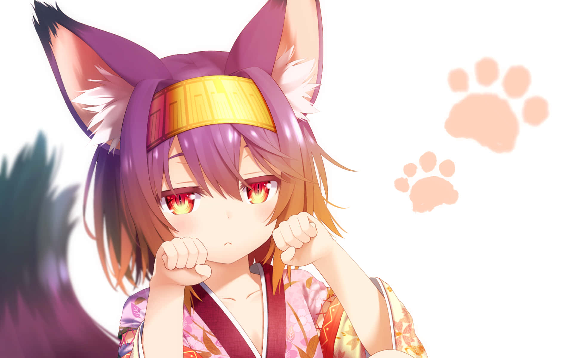 帥氣動漫狐狸穿和服 壁紙 — 一個可愛的動漫女孩，有狐狸耳朵和紅眼睛，在白色背景上握緊拳頭，擺出堅定的姿勢，背景上有爪印。