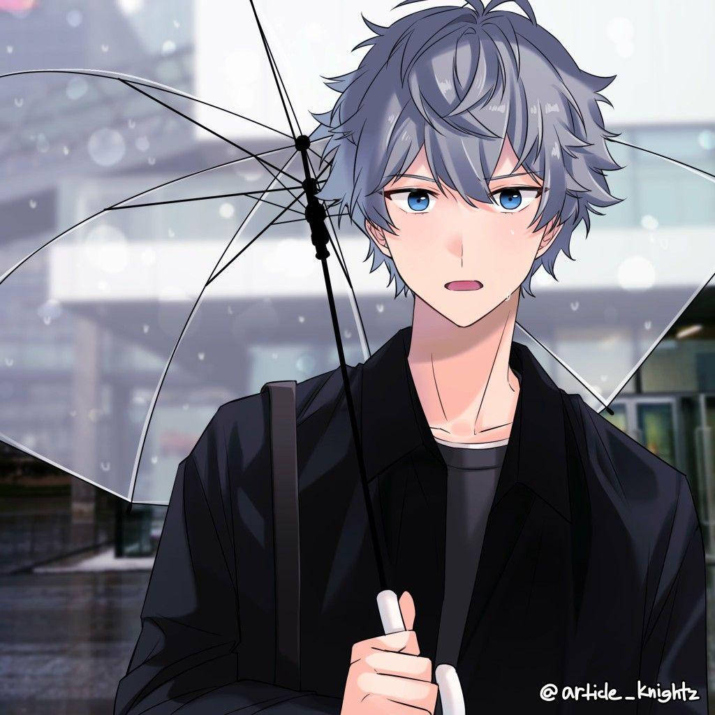 帥氣動漫男孩 Izumi Sena 壁紙 — 一位年輕的動畫男子，銀髮藍眼，在雨中的城市背景下撐著透明雨傘。