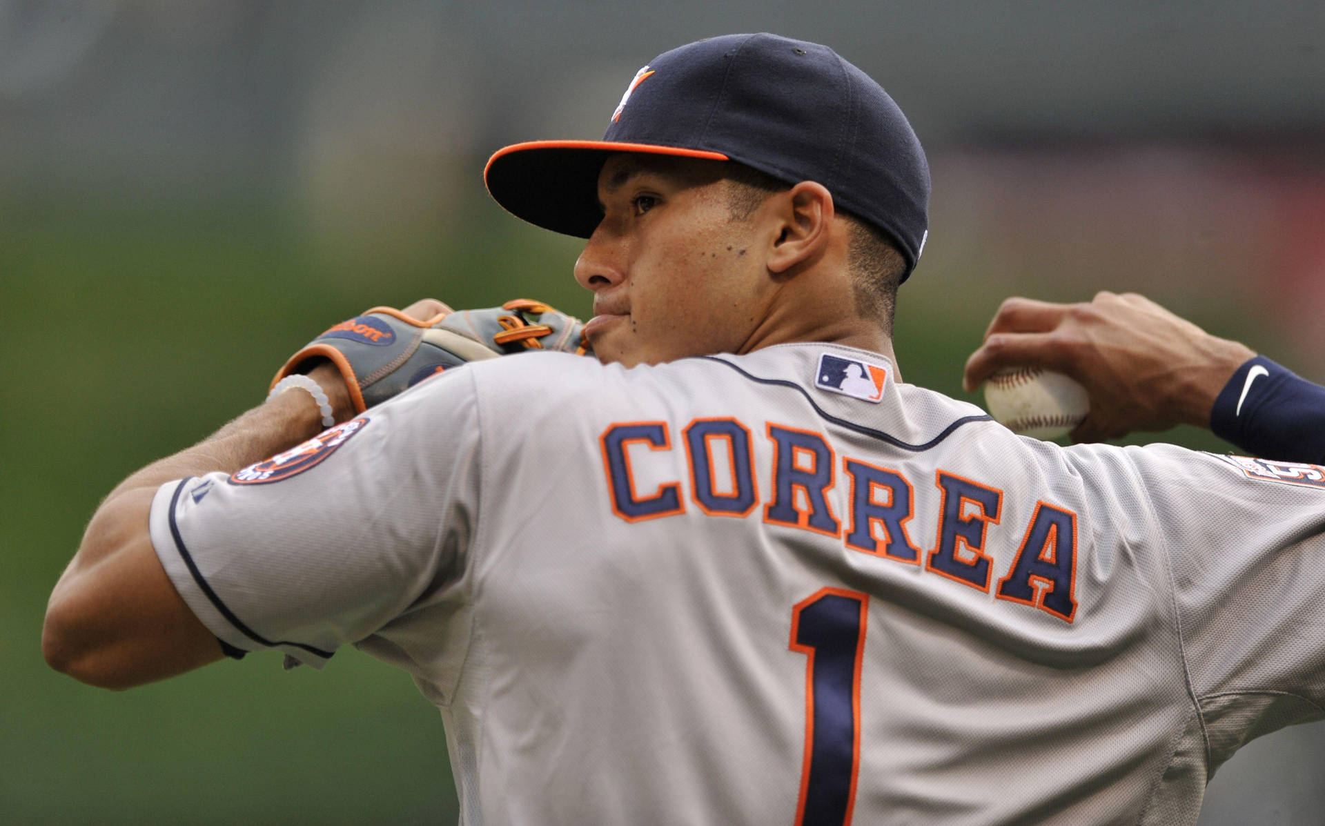 身穿灰色球衣的棒球投手 Correa 準備投球。