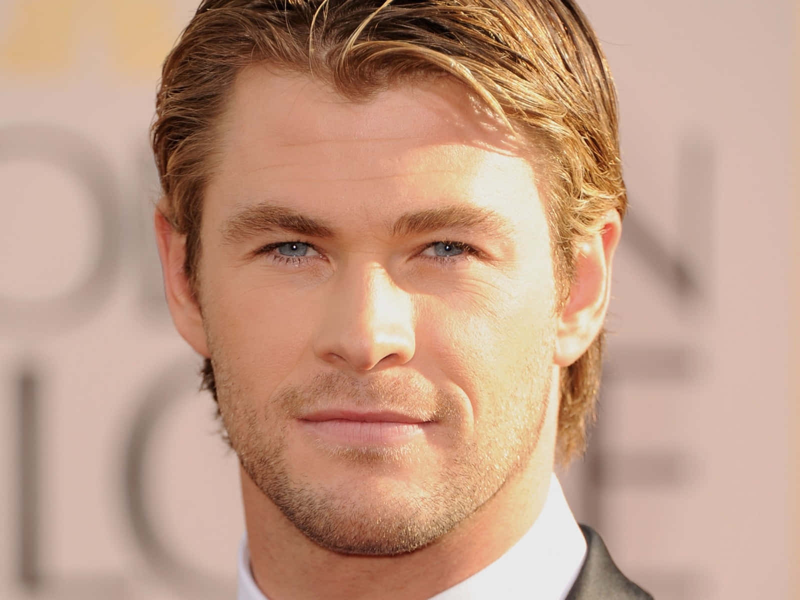 帥氣男士肖像：克里斯·海姆斯沃斯 壁紙 — Chris Hemsworth 喺黃金時段活動中嘅近距離肖像，藍眼睛同造型頭髮。