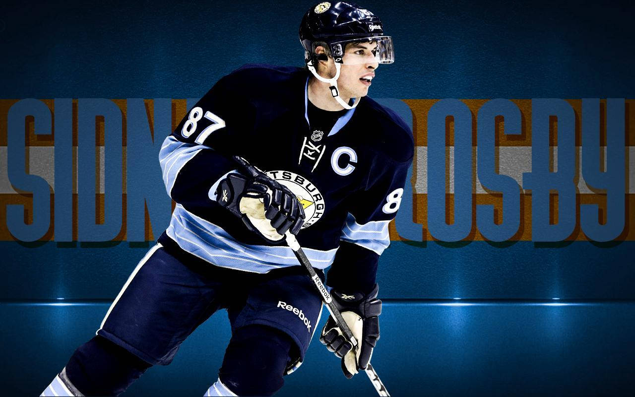帥氣西德尼·克羅斯比冰球選手 壁紙 — 冰球運動員 Sidney Crosby 身穿匹茲堡企鵝隊球衣（號碼 87 和隊長 'C'）在藍色背景前比賽，他的名字以大字母顯示。