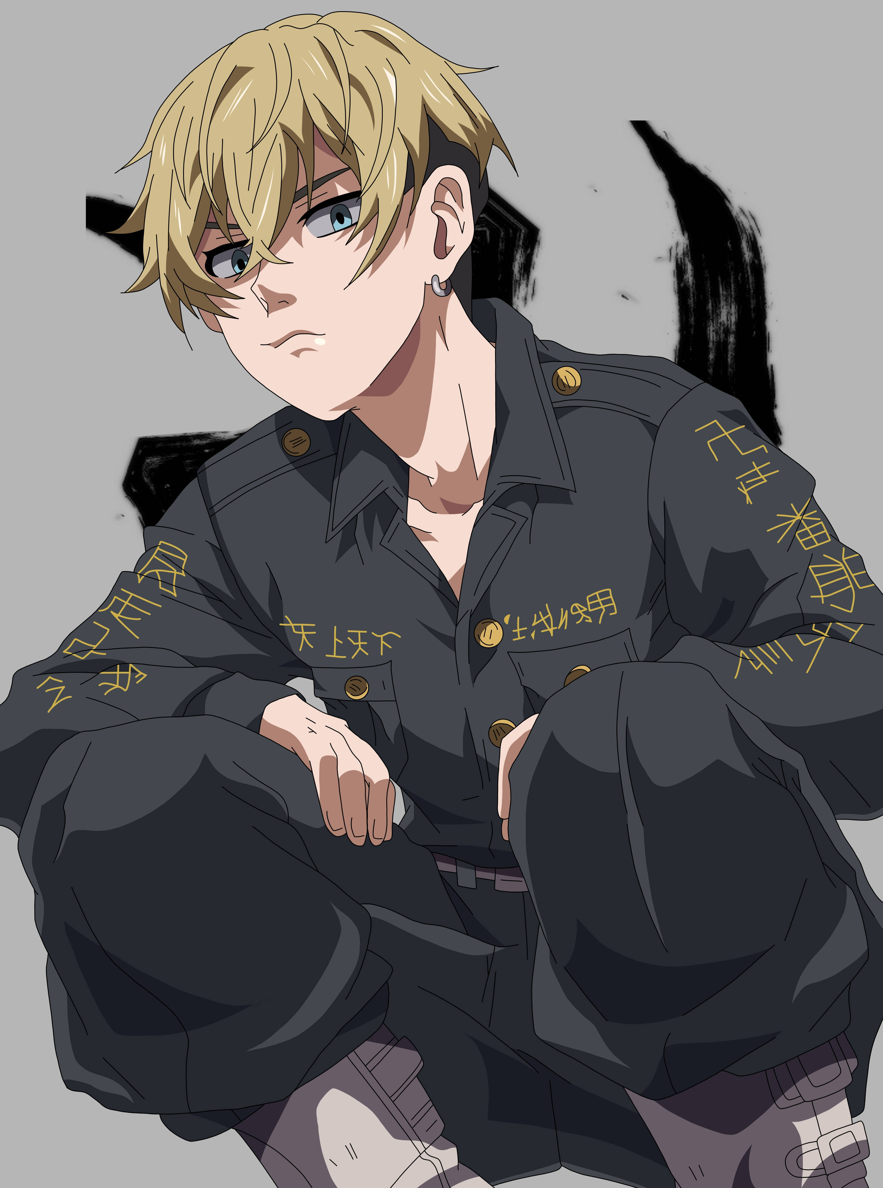 帥氣黑幫角色松本千冬 壁紙 — 一個金髮動漫男孩穿著深色軍裝風格外套，上面有金色字母，盤腿坐在灰色背景上，帶有黑色筆觸。