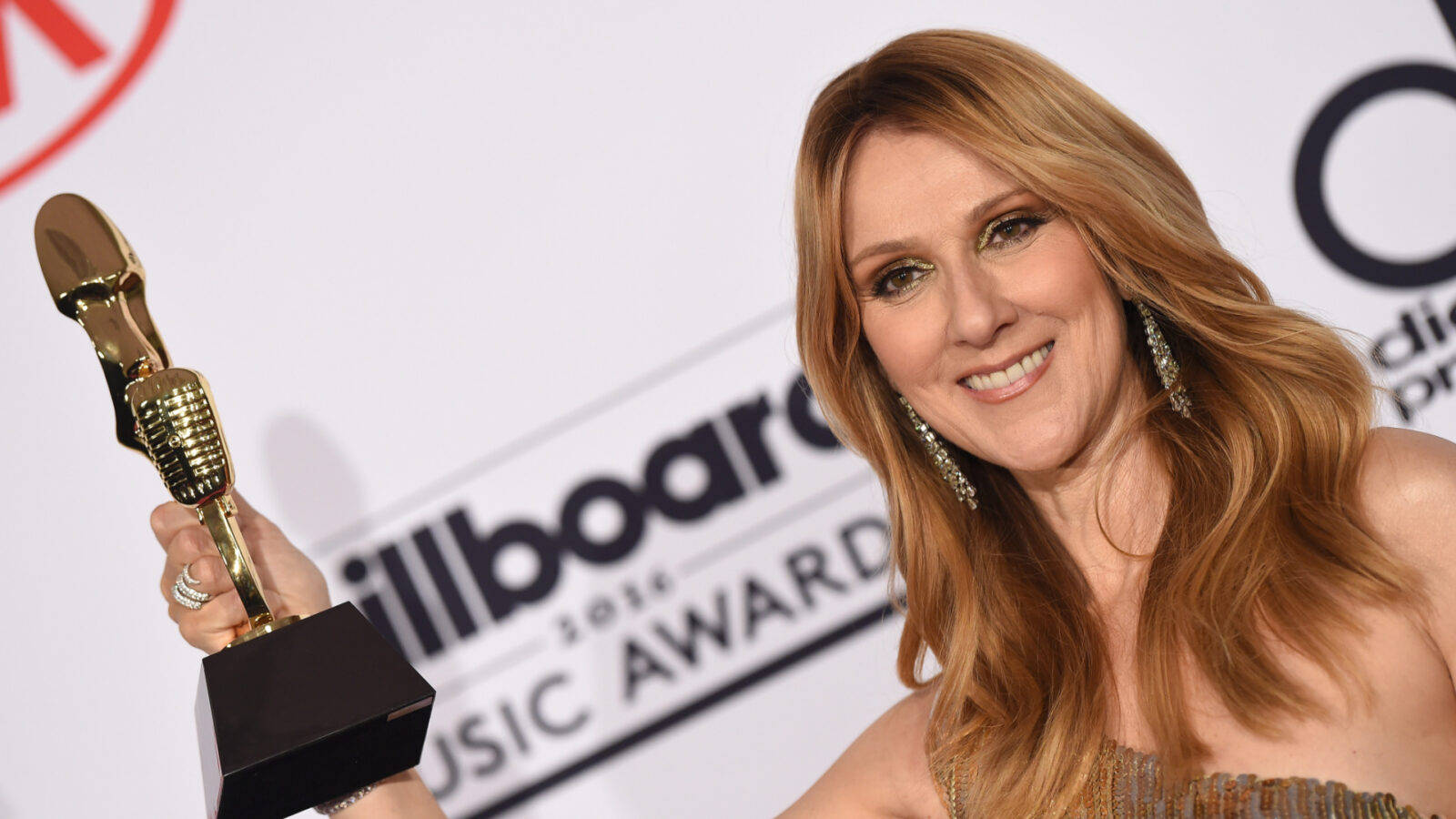 Celine Dion 喺Billboard音樂獎上手持金色獎盃。